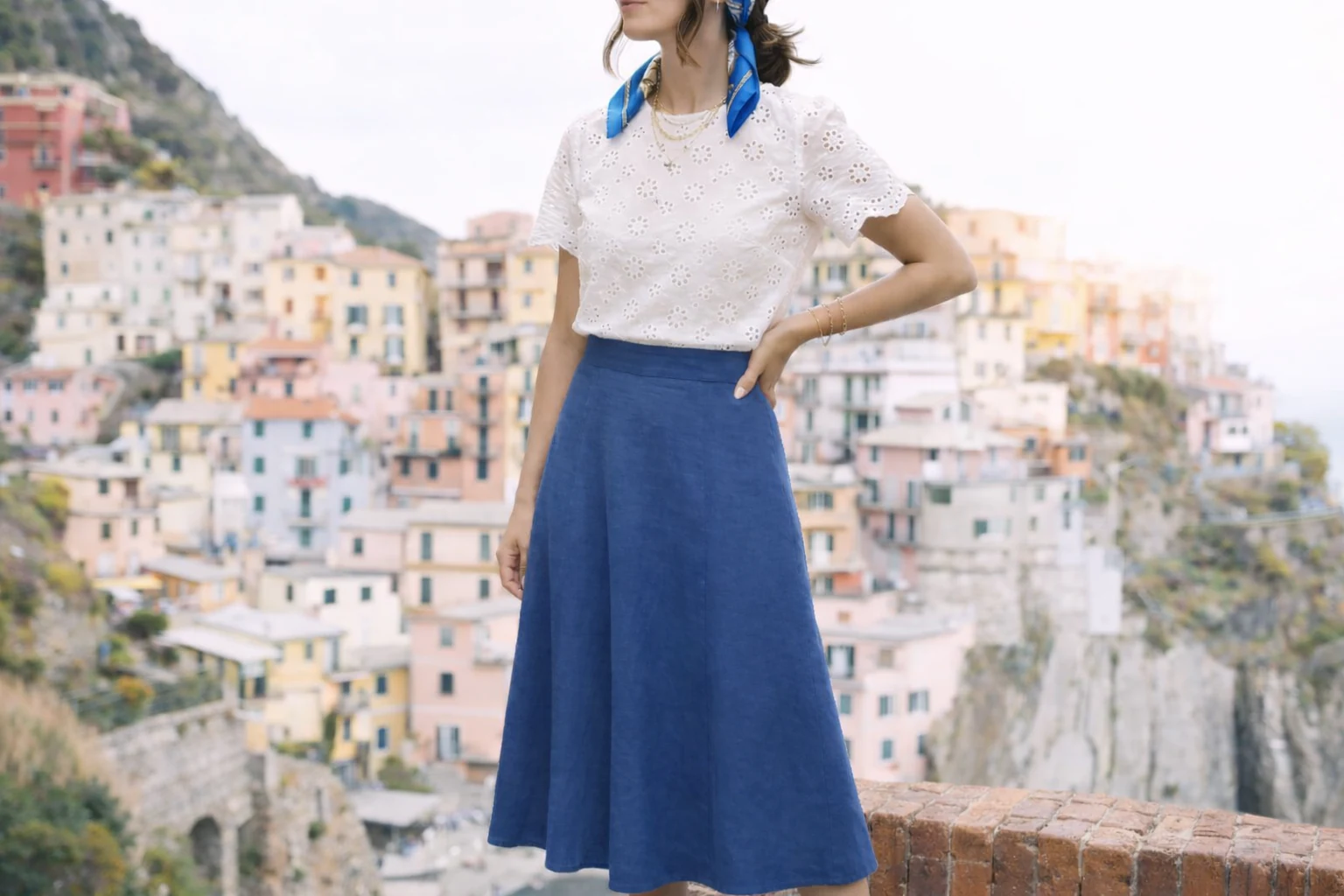 Cinque Terre outfit strategy — stand out in #2E5090